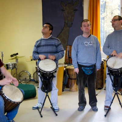 Atelier artistique avec plusieurs personnes en activité