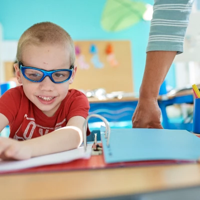 Salle de classe avec des élèves attentifs et un enseignant