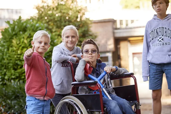 Main tenant une tablette avec une icône de don en surimpression