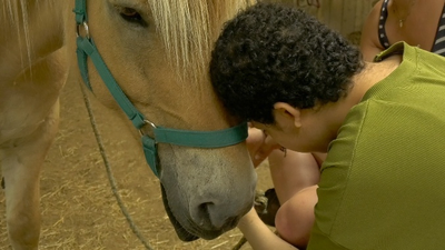 Bébé lors d'une séance d'éveil sensoriel