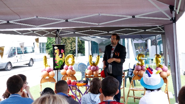 Personne non-voyante marchant avec une canne blanche