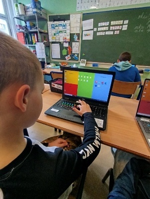 Enfant portant un casque anti-bruit