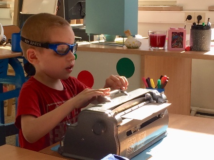 Enfant accompagné en classe spécialisée