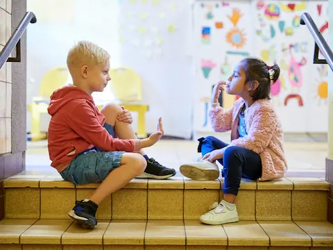 Enseignante en langue des signes avec un élève