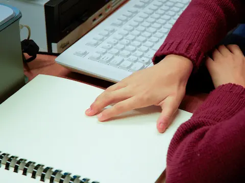 Enseignante avec un élève