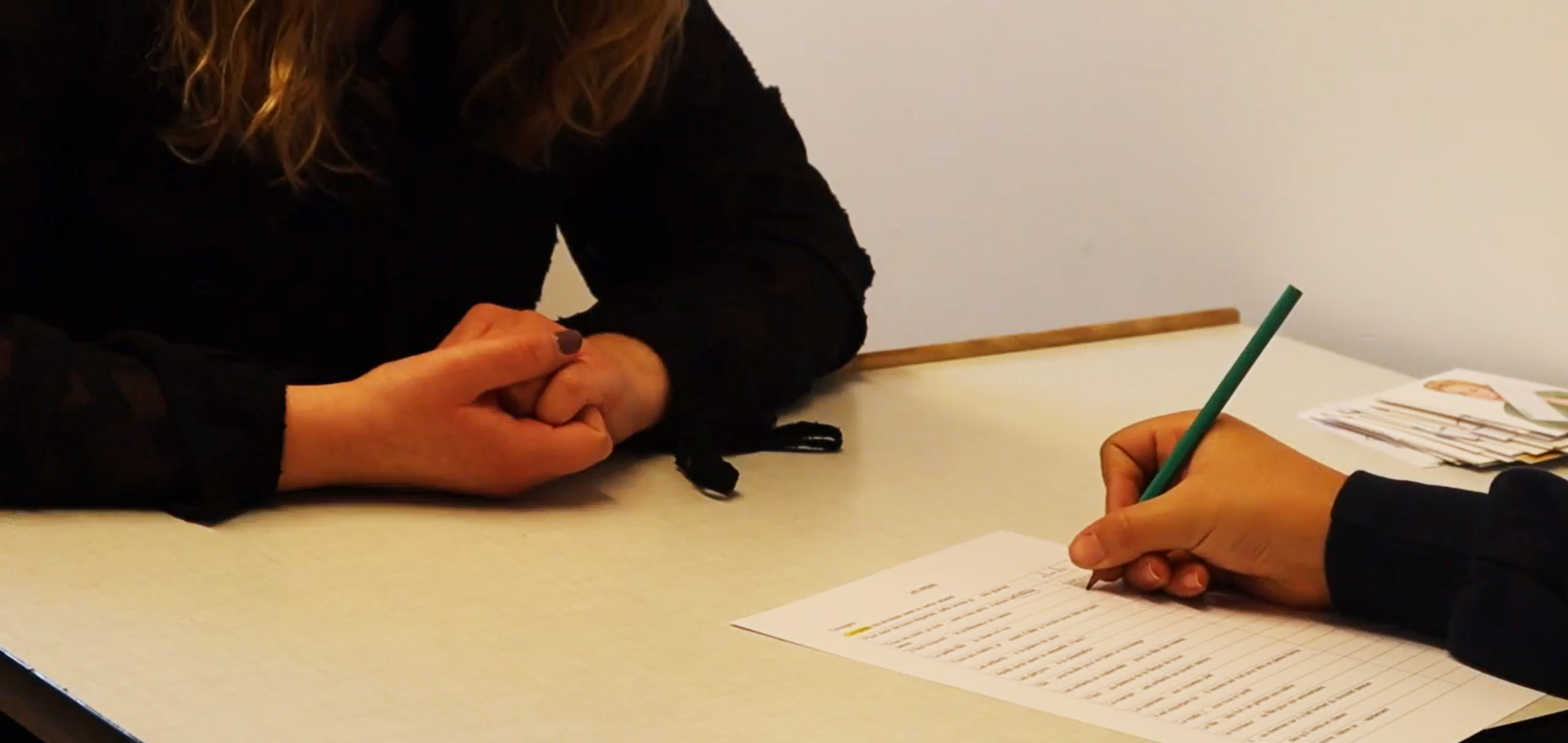 Psychologue en discussion avec une adolescente et sa mère